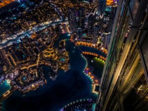 منظر واقعي لمدينة دبي 2025 مع ناطحات السحاب وبرج خليفة وأجواء سياحية مميزة