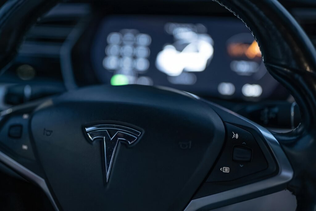 alt="Tesla Model 3 2025 الكهربائية بأسعار جديدة وتقنيات متطورة" width="600">