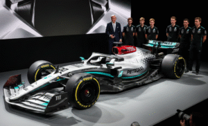 صورة تحريرية عالية الجودة تظهر سيارة مرسيدس الجديدة في الفورمولا 1 على منصة الكشف الرسمي، مع إبراز التصميم الديناميكي، الانسيابية الهوائية، وإعدادات الفريق قبل موسم 2026
